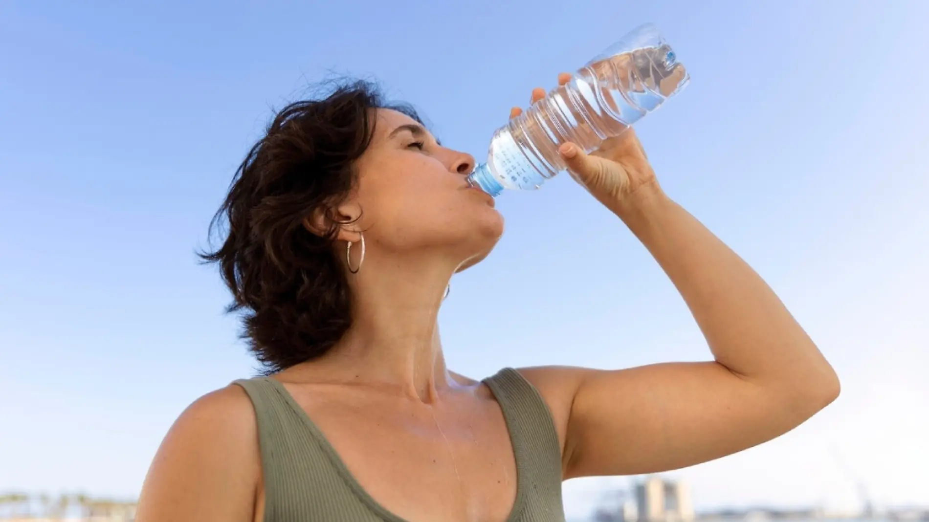 Mujer tomando agua